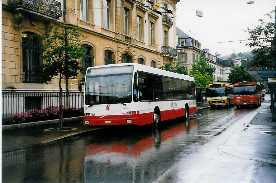 (033'228) - VR La Chaux-de-Fonds - Nr. 94/NE 98'894 - Volvo/Berkhof am 6. Juli 1999 in Neuchtel, Place Pury