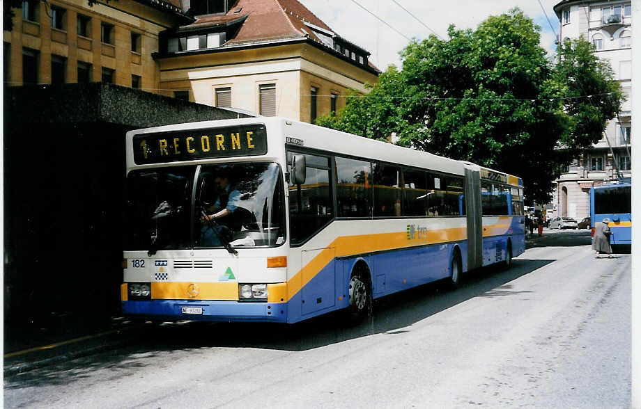 (033'324) - TC La Chaux-de-Fonds - Nr. 182/NE 91'282 - Mercedes am 6. Juli 1999 beim Bahnhof La Chaux-de-Fonds