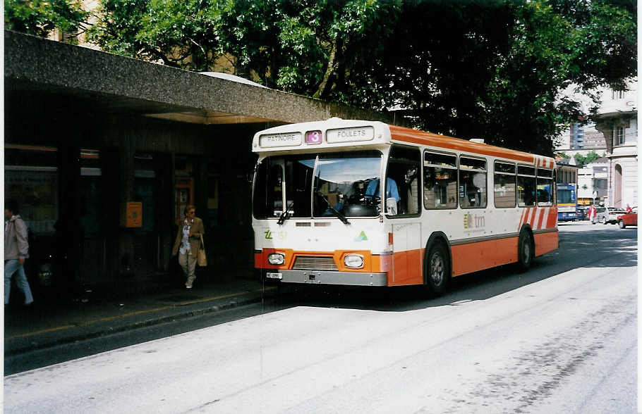 (033'327) - TC La Chaux-de-Fonds - Nr. 157/NE 29'957 - FBW/Lauber-Hess-R&J (ex TPG Genve Nr. 542) am 6. Juli 1999 beim Bahnhof La Chaux-de-Fonds