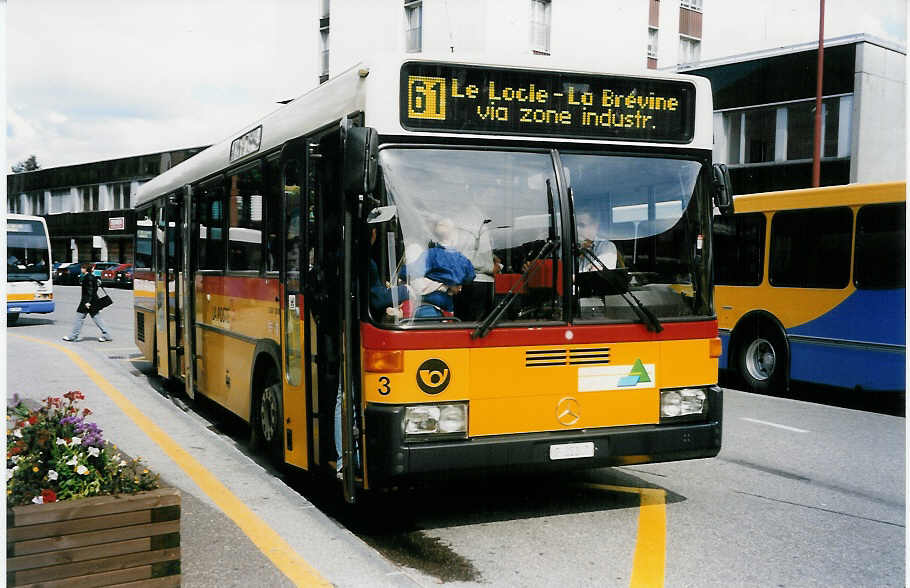 (033'402) - PTT-Regie - P 25'347 - Mercedes/R&J am 6. Juli 1999 beim Bahnhof La Chaux-de-Fonds