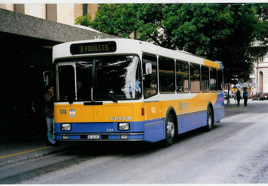 (033'403) - TC La Chaux-de-Fonds - Nr. 174/NE 84'381 - Volvo/Lauber am 6. Juli 1999 beim Bahnhof La Chaux-de-Fonds