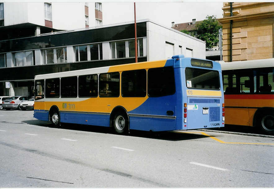 (033'404) - TC La Chaux-de-Fonds - Nr. 173/NE 29'136 - Volvo/Lauber am 6. Juli 1999 beim Bahnhof La Chaux-de-Fonds