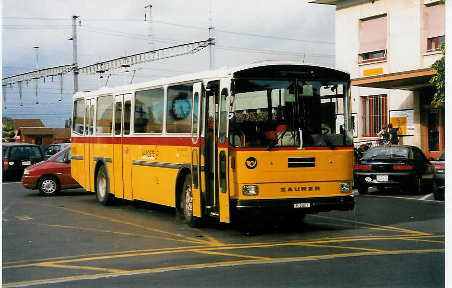 (033'818) - PTT-Regie - P 25'843 - Saurer/Hess am 7. Juli 1999 beim Bahnhof Yverdon