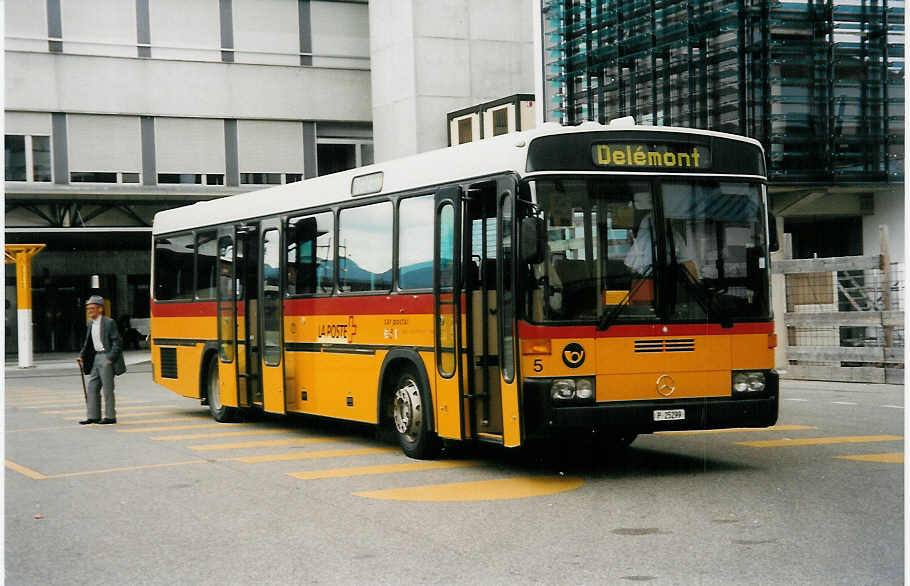 (033'914) - PTT-Regie - P 25'299 - Mercedes/R&J am 9. Juli 1999 beim Bahnhof Delmont