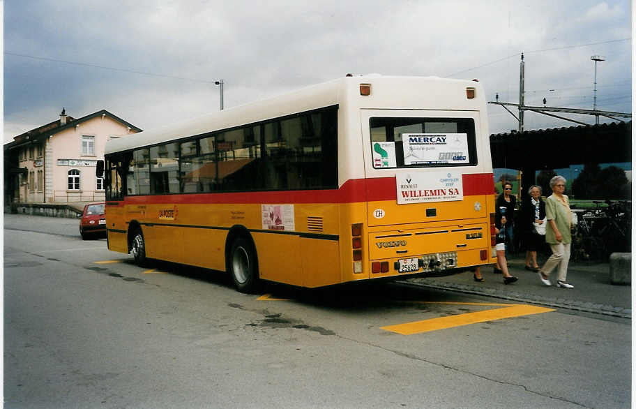 (033'926) - PTT-Regie - P 25'628 - Volvo/Steyr (ex Meray, Delmont) am 9. Juli 1999 beim Bahnhof Delmont