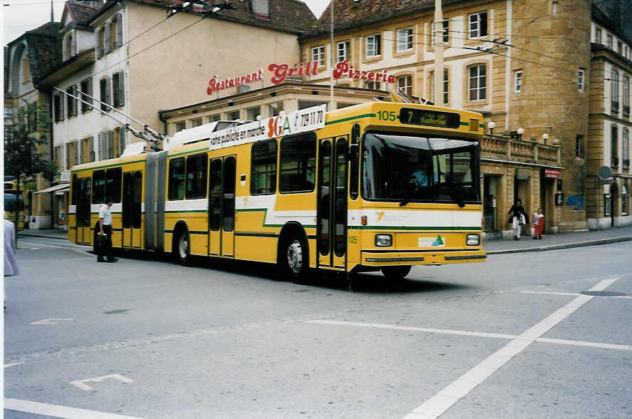 (034'014) - TN Neuchtel - Nr. 105 - NAW/Hess Gelenktrolleybus am 10. Juli 1999 in Neuchtel, Place Pury