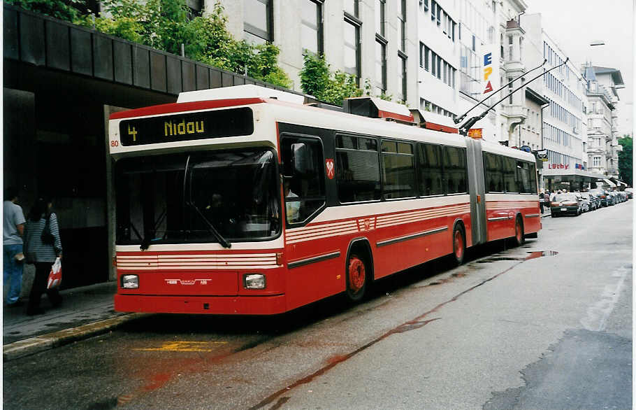 (034'025) - VB Biel - Nr. 80 - NAW/Hess Gelenktrolleybus am 10. Juli 1999 in Biel, Nidaugasse