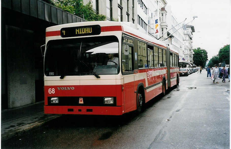 (034'027) - VB Biel - Nr. 68 - Volvo/R&J Gelenktrolleybus am 10. Juli 1999 in Biel, Nidaugasse