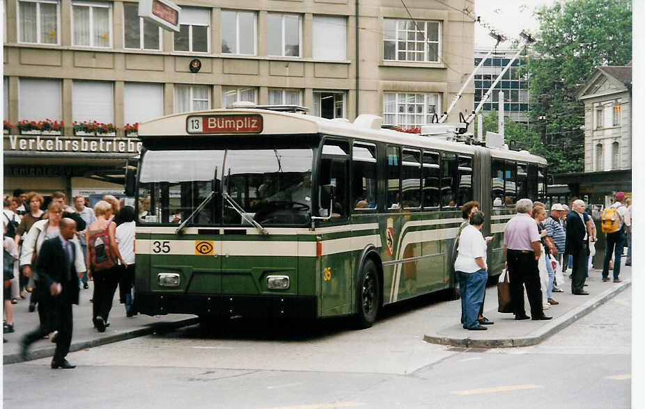 (034'125) - SVB Bern - Nr. 35 - FBW/R&J Gelenktrolleybus am 12. Juli 1999 beim Bahnhof Bern