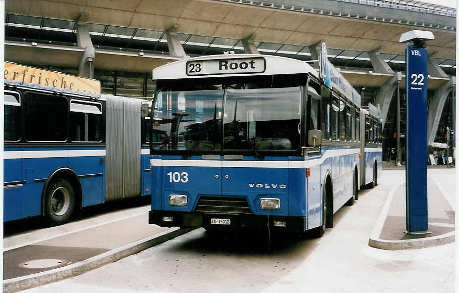 (034'206) - VBL Luzern - Nr. 103/LU 15'012 - Volvo/Hess am 13. Juli 1999 beim Bahnhof Luzern