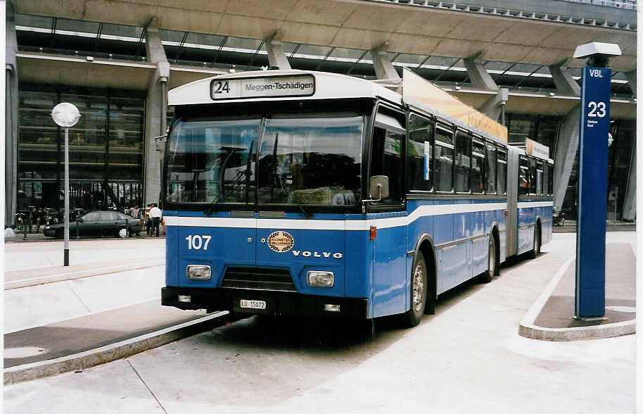 (034'207) - VBL Luzern - Nr. 107/LU 15'072 - Volvo/Hess am 13. Juli 1999 beim Bahnhof Luzern