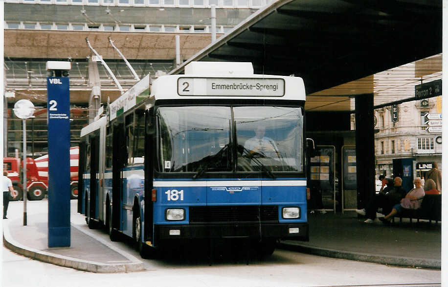 (034'212) - VBL Luzern - Nr. 181 - NAW/Hess Gelenktrolleybus am 13. Juli 1999 beim Bahnhof Luzern