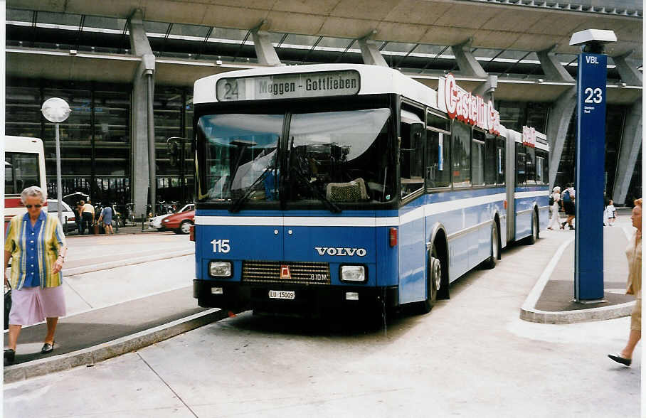 (034'222) - VBL Luzern - Nr. 115/LU 15'009 - Volvo/R&J am 13. Juli 1999 beim Bahnhof Luzern