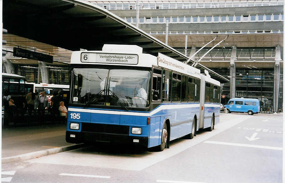 (034'301) - VBL Luzern - Nr. 195 - NAW/Hess Gelenktrolleybus am 13. Juli 1999 beim Bahnhof Luzern