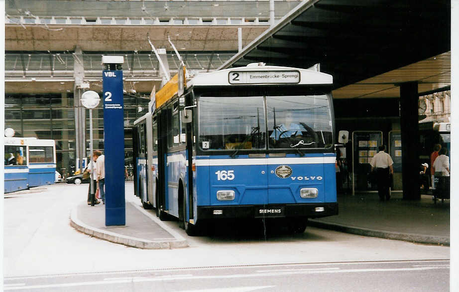 (034'315) - VBL Luzern - Nr. 165 - Volvo/Hess Gelenktrolleybus am 13. Juli 1999 beim Bahnhof Luzern