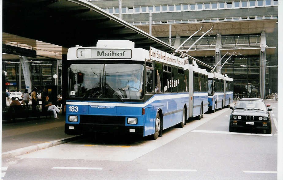 (034'318) - VBL Luzern - Nr. 183 - NAW/Hess Gelenktrolleybus am 13. Juli 1999 beim Bahnhof Luzern
