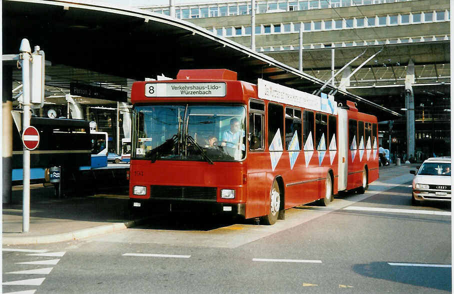 (034'819) - VBL Luzern - Nr. 194 - NAW/Hess Gelenktrolleybus am 19. Juli 1999 beim Bahnhof Luzern