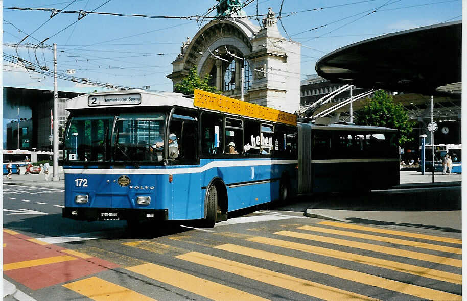 (034'906) - VBL Luzern - Nr. 172 - Volvo/Hess Gelenktrolleybus am 26. Juli 1999 beim Bahnhof Luzern
