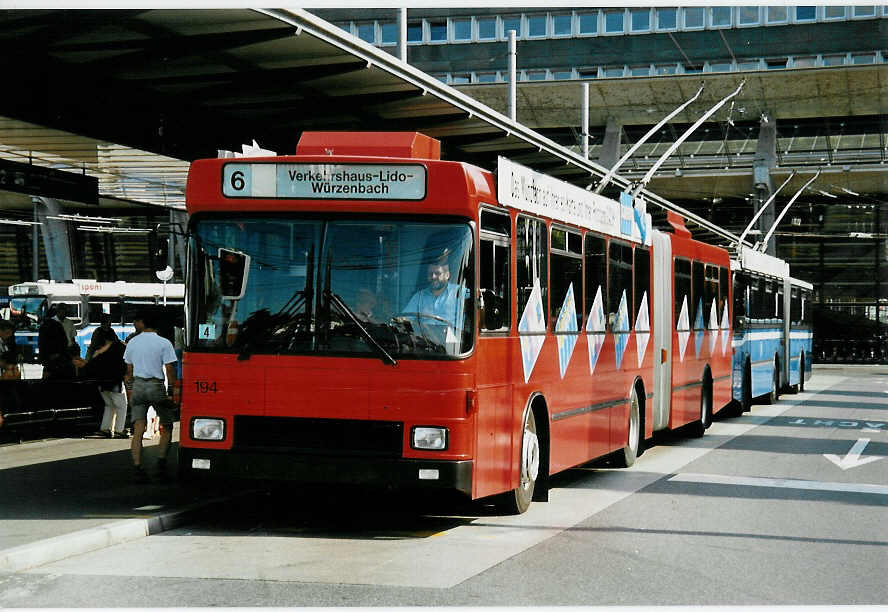 (034'908) - VBL Luzern - Nr. 194 - NAW/Hess Gelenktrolleybus am 26. Juli 1999 beim Bahnhof Luzern