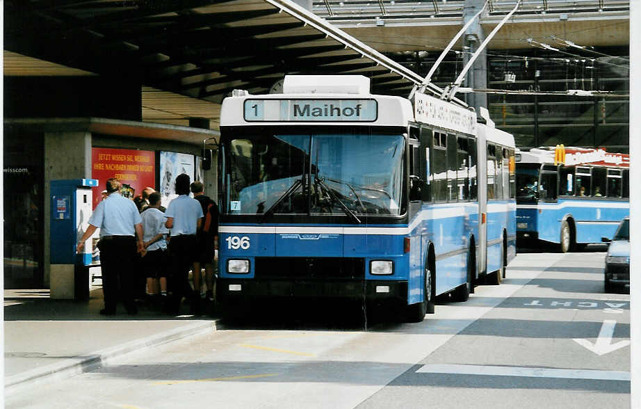 (034'912) - VBL Luzern - Nr. 196 - NAW/Hess Gelenktrolleybus am 26. Juli 1999 beim Bahnhof Luzern
