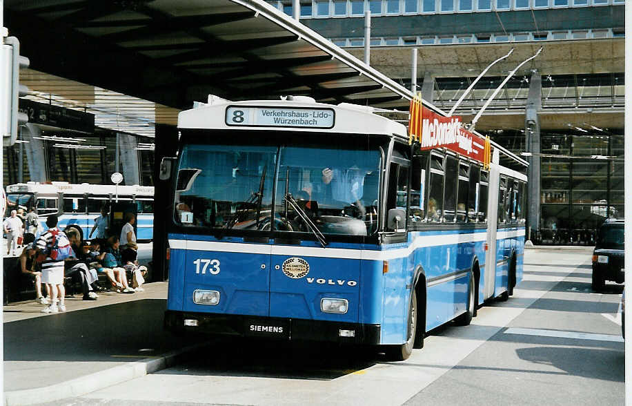 (034'915) - VBL Luzern - Nr. 173 - Volvo/Hess Gelenktrolleybus am 26. Juli 1999 beim Bahnhof Luzern