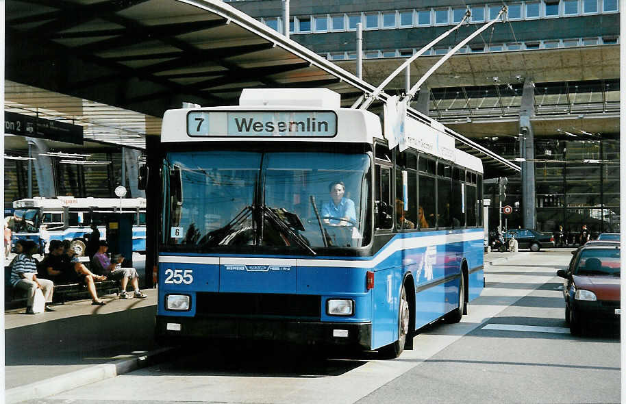 (034'917) - VBL Luzern - Nr. 255 - NAW/R&J-Hess Trolleybus am 26. Juli 1999 beim Bahnhof Luzern
