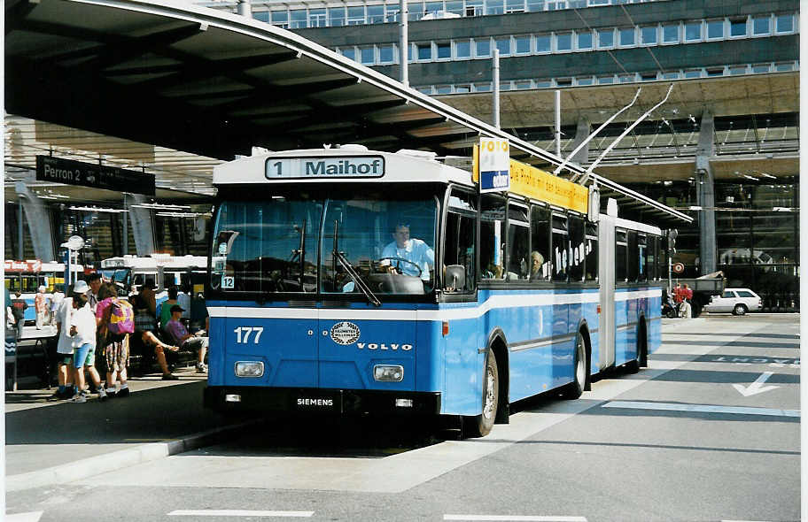 (034'918) - VBL Luzern - Nr. 177 - Volvo/Hess Gelenktrolleybus am 26. Juli 1999 beim Bahnhof Luzern