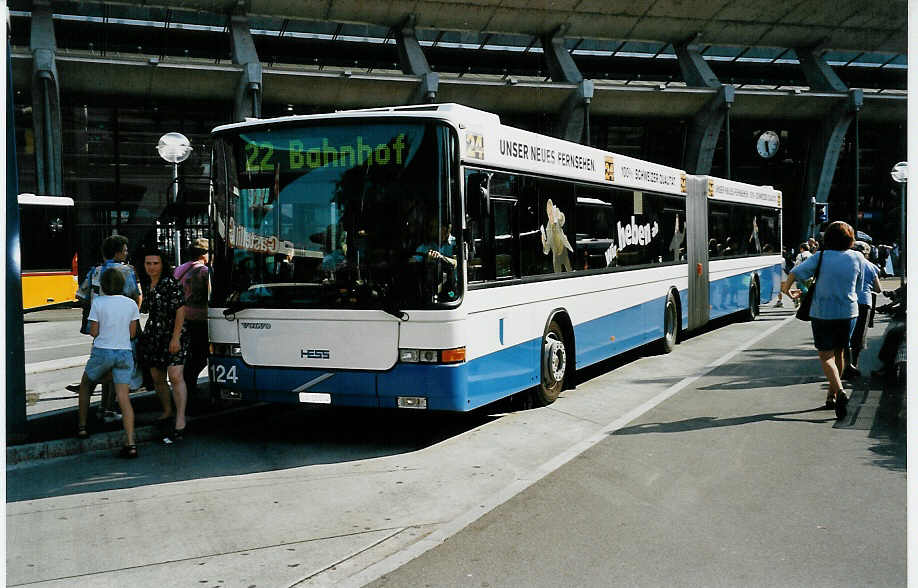 (034'925) - VBL Luzern - Nr. 124/LU 15'004 - Volvo/Hess am 26. Juli 1999 beim Bahnhof Luzern