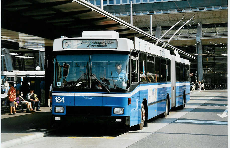 (034'928) - VBL Luzern - Nr. 184 - NAW/Hess Gelenktrolleybus am 26. Juli 1999 beim Bahnhof Luzern