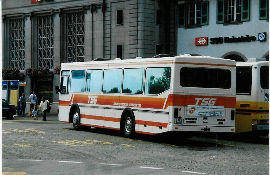 (035'008) - STI Thun - Nr. 6/BE 26'667 - Volvo/FHS (ex TSG Blumenstein Nr. 6) am 1. August 1999 beim Bahnhof Thun 