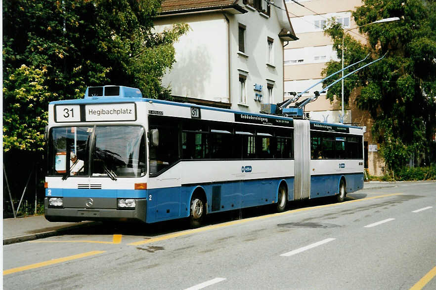(035'029) - VBZ Zrich - Nr. 2 - Mercedes Gelenktrolleybus am 4. August 1999 beim Bahnhof Schlieren