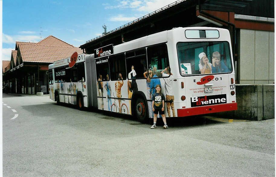 (035'205) - VB Biel - Nr. 137/BE 425'137 - Volvo/R&J am 8. August 1999 beim Bahnhof Saignelgier