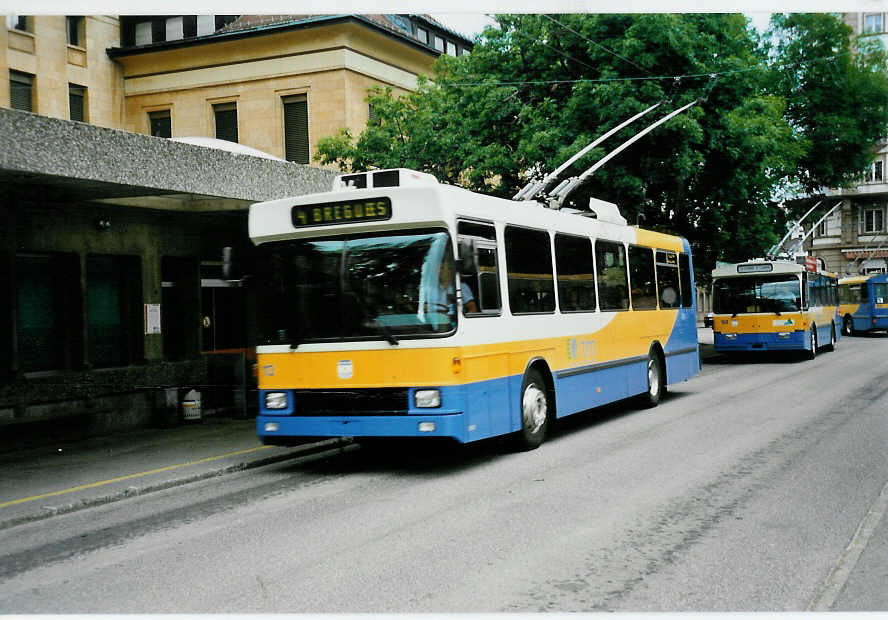 (035'214) - TC La Chaux-de-Fonds - Nr. 113 - NAW/Hess Trolleybus am 8. August 1999 beim Bahnhof La Chaux-de-Fonds