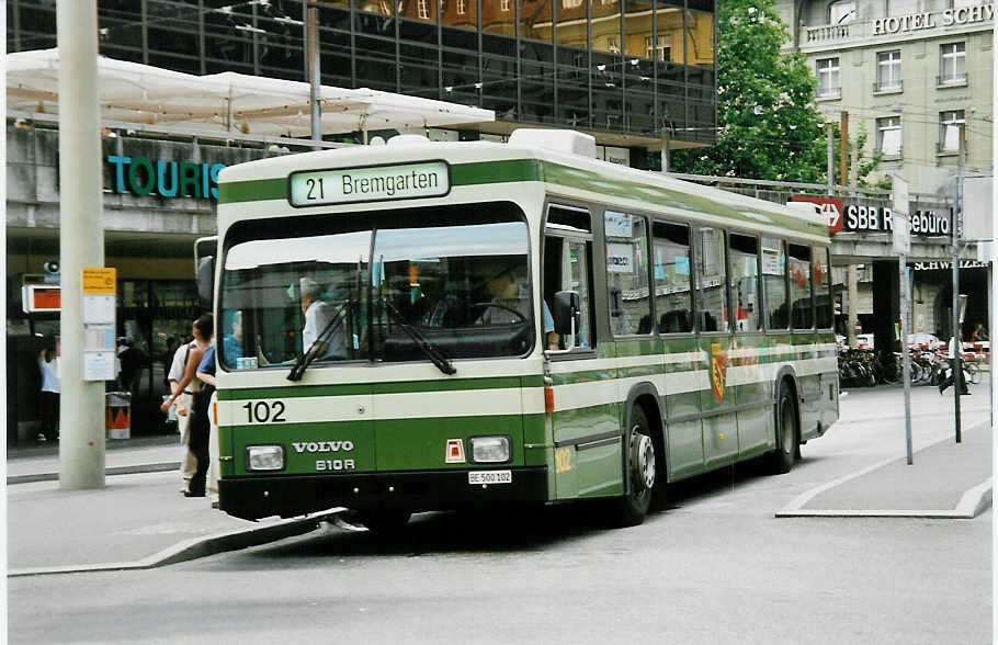 (035'225) - SVB Bern - Nr. 102/BE 500'102 - Volvo/R&J am 9. August 1999 beim Bahnhof Bern