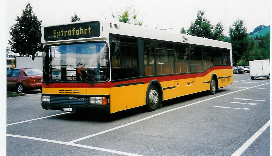 (035'316) - Engeloch, Riggisberg - Nr. 7/BE 27'667 - Neoplan (ex Nr. 8; ex P 29'992) am 18. August 1999 in Thun, Seestrasse