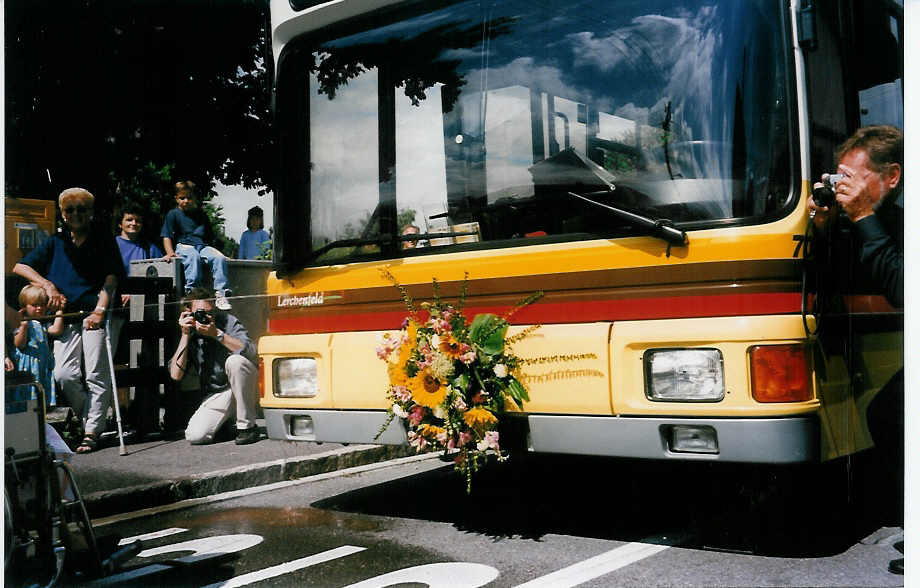 (035'331) - STI Thun - Nr. 70/BE 389'670 - MAN am 21. August 1999 in Thun-Lerchenfeld, Langestrasse (Detailaufnahme der Bustaufe; Teilaufnahme)