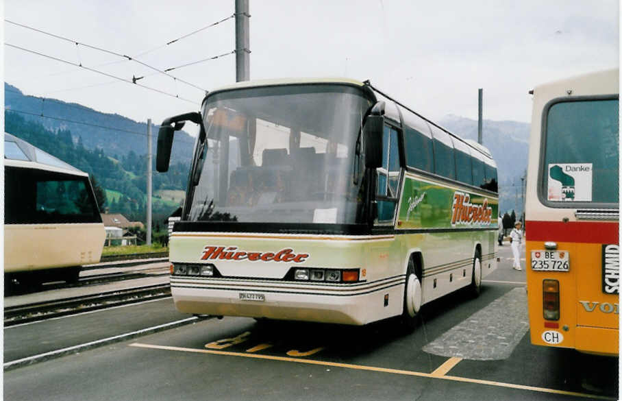 (036'101) - Hrzeler, Dietikon - Nr. 18/ZH 477'795 - Neoplan am 29. August 1999 beim Bahnhof Gstaad