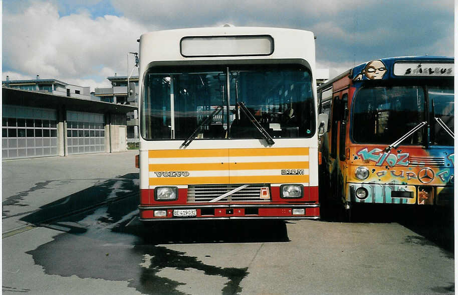(037'222) - STI Thun - Nr. 32/BE 419'032 - Volvo/R&J (ex SAT Thun Nr. 32) am 6. Oktober 1999 in Thun, Garage
