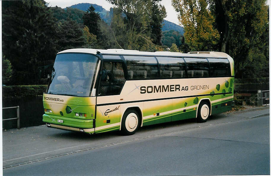 (037'227) - Sommer, Grnen - BE 26'602 - Neoplan am 8. Oktober 1999 bei der Schifflndte Thun