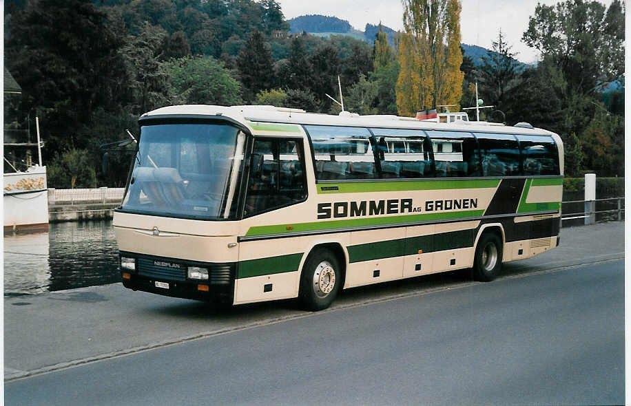 (037'228) - Sommer, Grnen - BE 71'702 - Neoplan am 8. Oktober 1999 bei der Schifflndte Thun