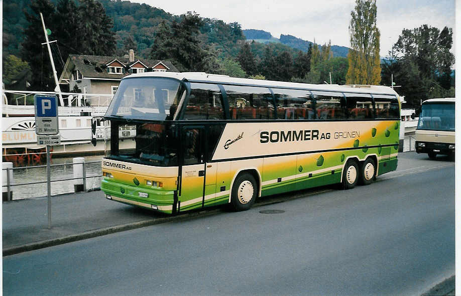 (037'229) - Sommer, Grnen - BE 153'590 - Neoplan am 8. Oktober 1999 bei der Schifflndte Thun
