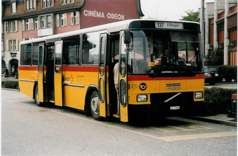(037'502) - Brndli, Elfingen - Nr. 1/AG 17'895 - Volvo/Hess am 30. Oktober 1999 beim Bahnhof Brugg