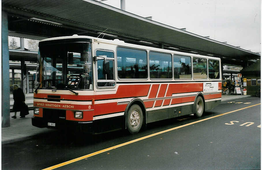 (037'722) - ASKA Aeschi - Nr. 8/BE 82'923 - Volvo/Lauber am 15. November 1999 beim Bahnhof Spiez