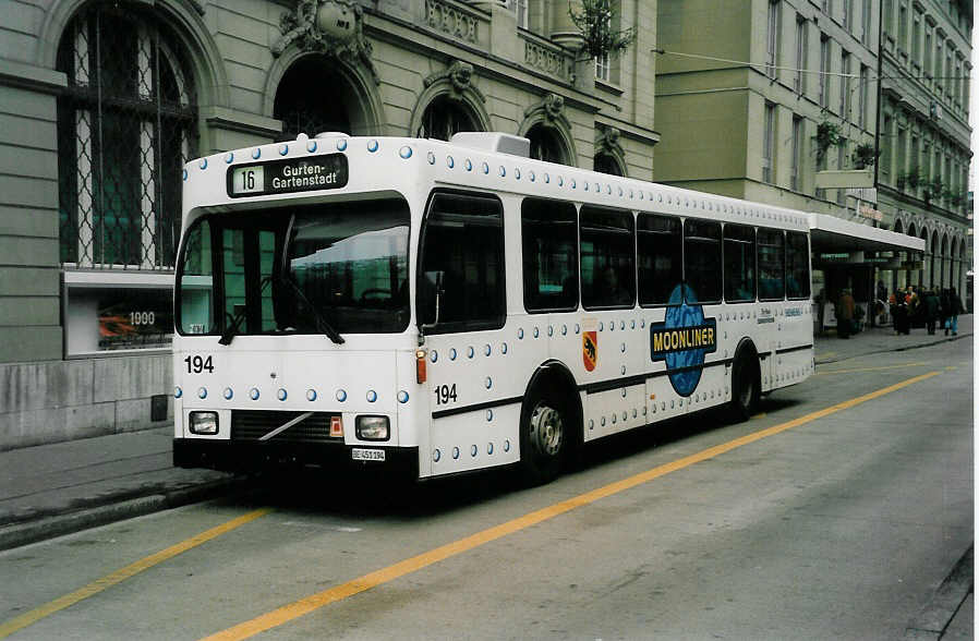 (037'808) - SVB Bern - Nr. 194/BE 451'194 - Volvo/R&J am 25. November 1999 beim Bahnhof Bern