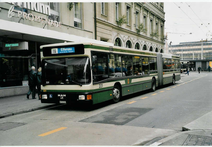 (037'811) - SVB Bern - Nr. 221/BE 513'221 - MAN am 25. November 1999 beim Bahnhof Bern
