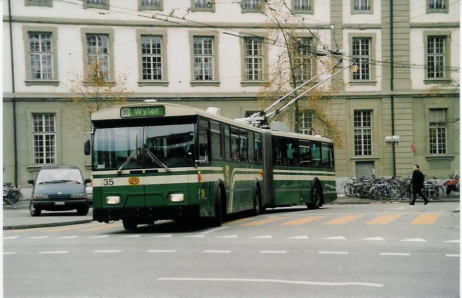 (037'820) - SVB Bern - Nr. 35 - FBW/Hess Gelenktrolleybus am 25. November 1999 beim Bahnhof Bern