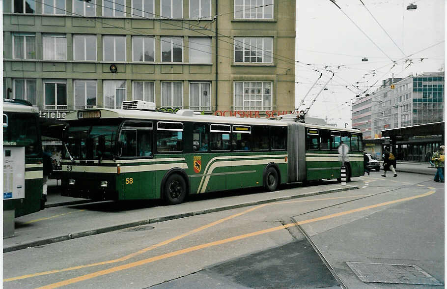(037'829) - SVB Bern - Nr. 58 - FBW/Hess Gelenktrolleybus am 25. November 1999 beim Bahnhof Bern