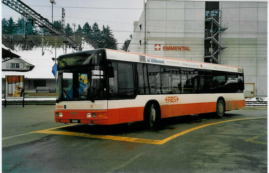 (037'901) - RBS Worblaufen - Nr. 11/BE 535'311 - MAN am 25. November 1999 beim Bahnhof Zollikofen