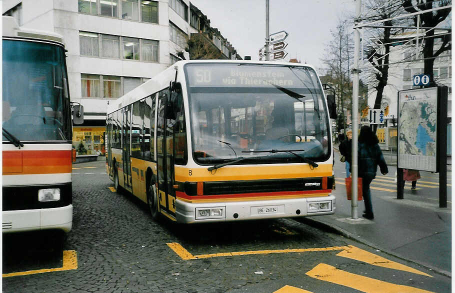 (038'013) - STI Thun - Nr. 8/BE 26'034 - Den Oudsten (ex TSG Blumenstein Nr. 8) am 14. Dezember 1999 beim Bahnhof Thun