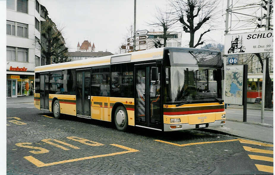 (038'033) - STI Thun - Nr. 78/BE 265'478 - MAN am 24. Dezember 1999 beim Bahnhof Thun